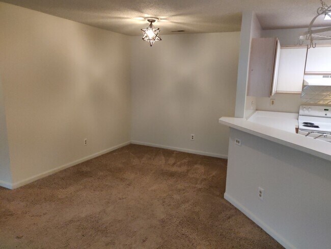 Building Photo - Charming 2 Bedroom/ 1 Bathroom Condo in Parkville, MD!
