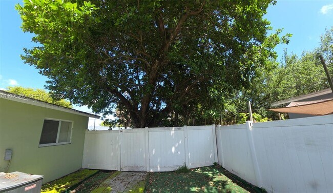 Building Photo - 2504 NW 9th Ln