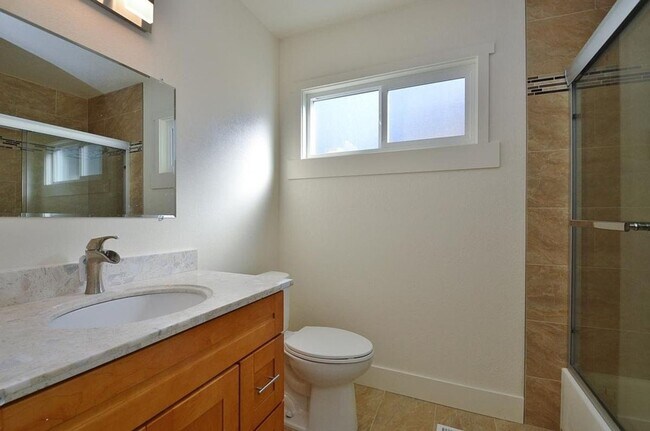 Building Photo - $4,200 / 4 BR - SPACIOUS HOME IN WARM SPRINGS WITH SCENIC HILL VIEWS