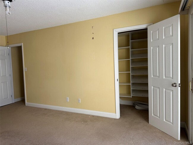 Building Photo - 223 Springmeadow Dr