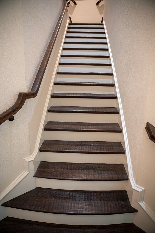 Building Photo - 1204 Lake Pointe Way