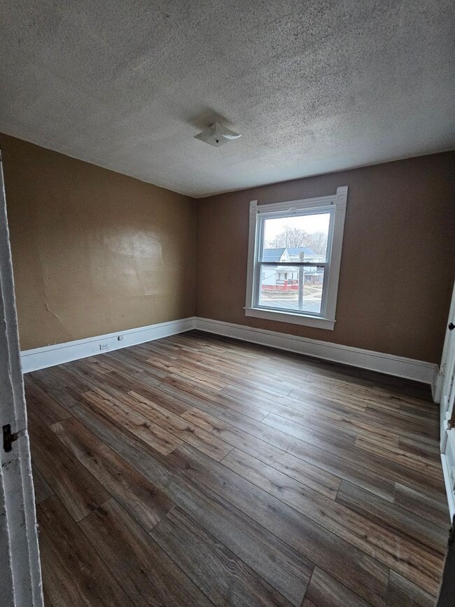 Building Photo - 3 bed 1 bath house