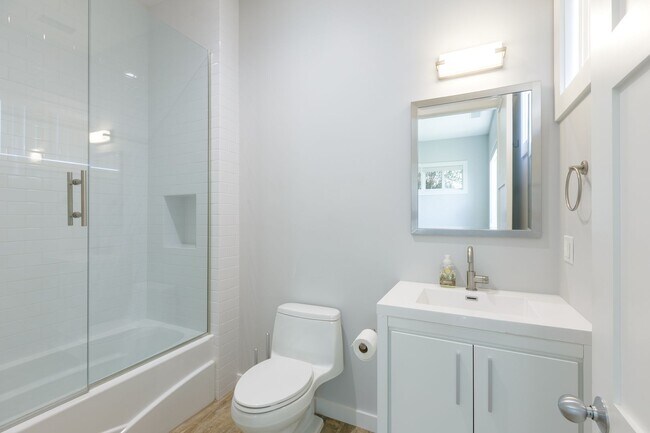 Building Photo - 4 Br 5 Ba with STUNNING VIEWS and Jacuzzi