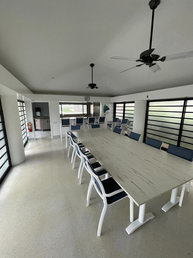 Building Photo - 1 Bed 1 Bath 1 Parking Gorgeous Views 33rd Floor in Honolulu Park Place!!!