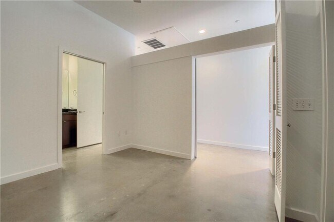 Building Photo - 507 Sabine St