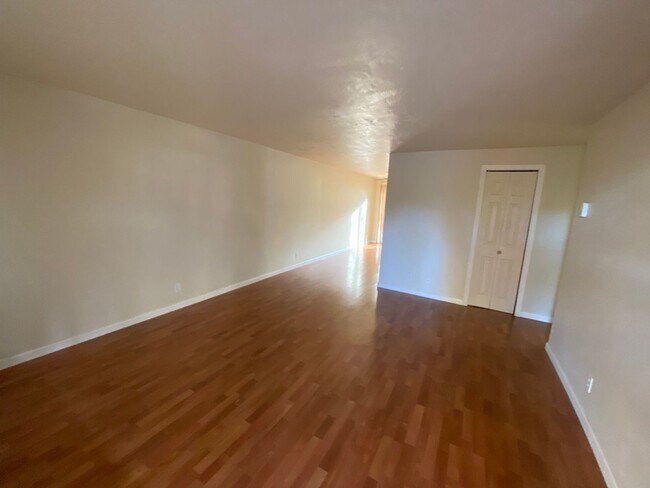 Building Photo - Downtown 2 bedroom ground floor apartment