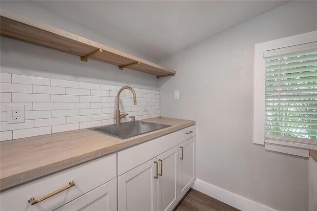 Building Photo - 236 W North St