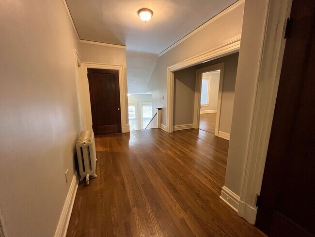 Building Photo - Central Gardens home with 4BR/2ba up w off...