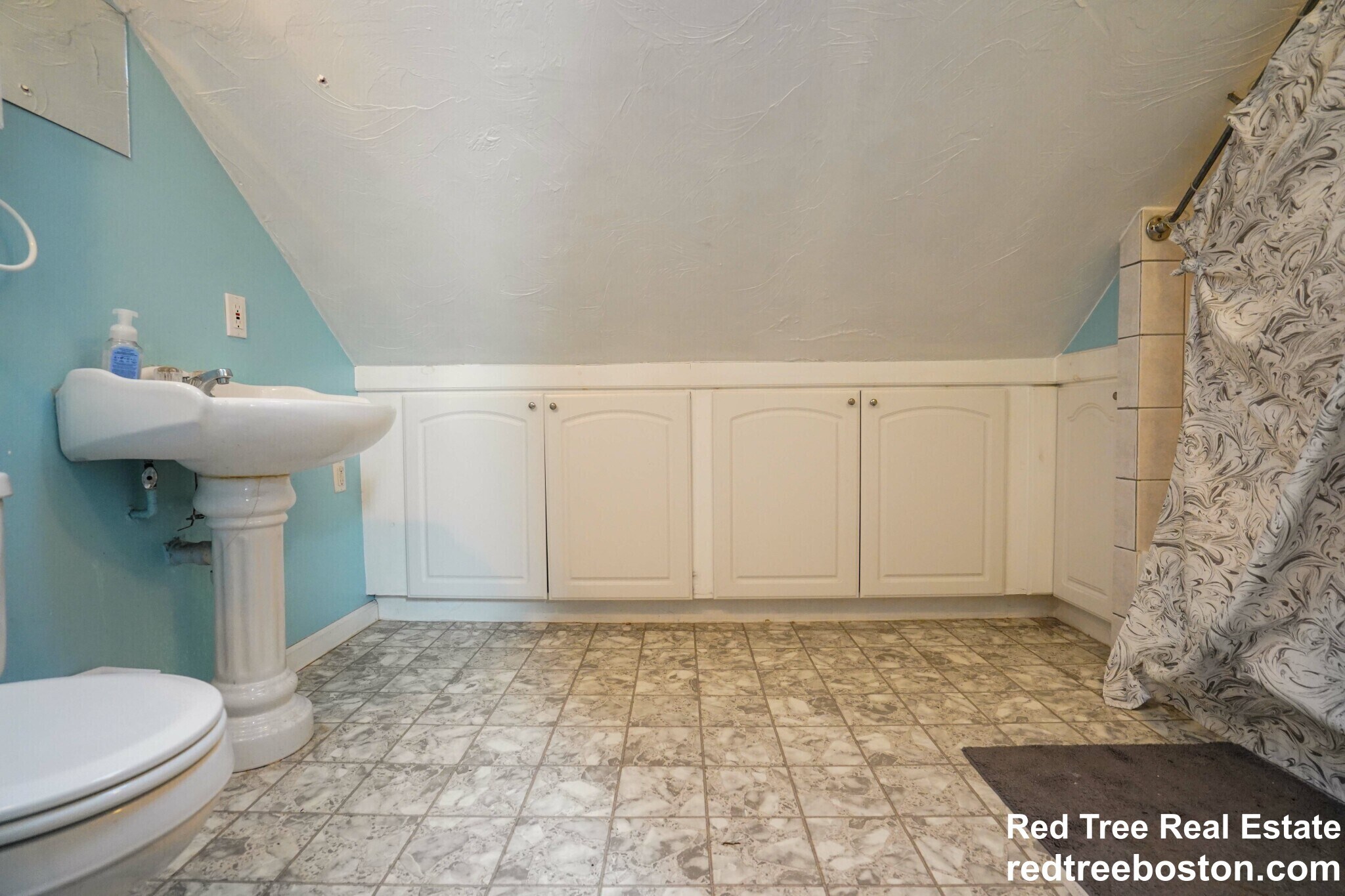 Building Photo - 24 Oak Square Ave