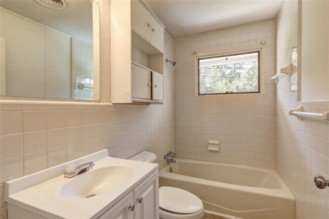 Building Photo - 1367 Canterbury Rd