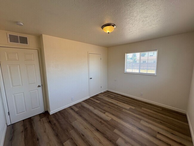 Building Photo - Updated Interior home in Dinuba near Shopp...