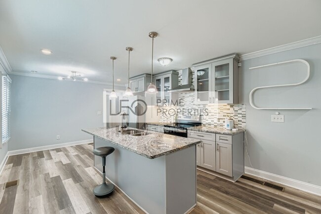 Building Photo - 677 Ira St SW