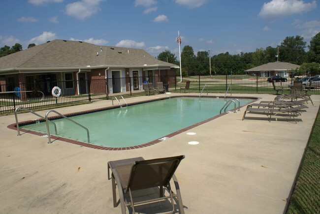 Pool - Winfield Estates Apartments