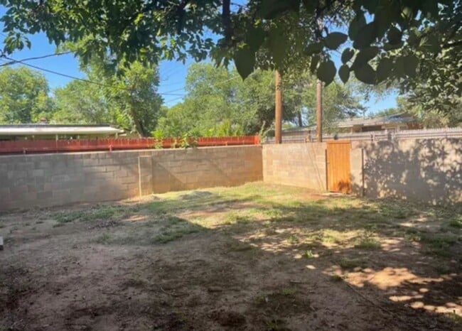 Building Photo - Charming Home Available June 15th