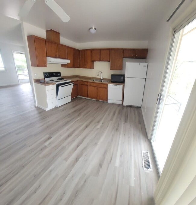 Building Photo - For Rent 3 bed 3 bath Plus 4th room or Off...
