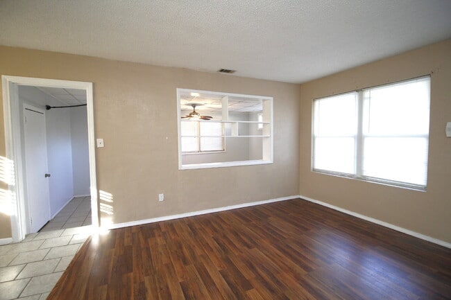 Building Photo - 3BR/2BA Home with Bonus Room & Fenced Yard...