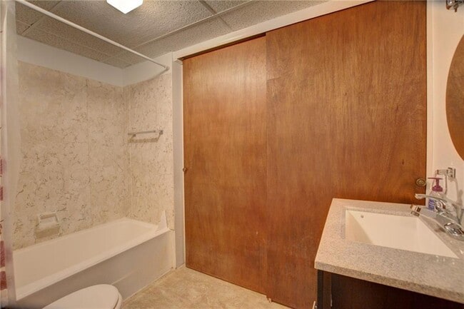 Building Photo - 9 Glenview Dr