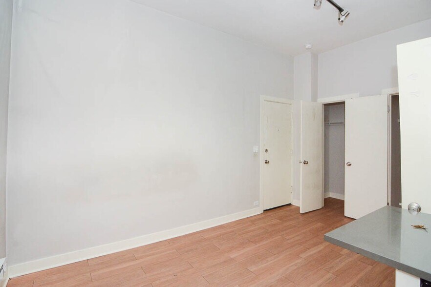 Building Photo - 511 W Belmont Ave