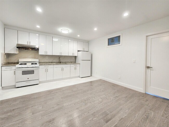 Building Photo - 76-12 Woodside Ave