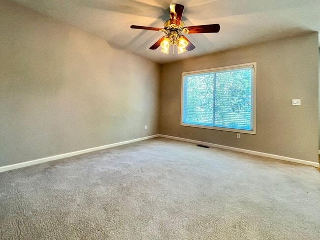 Building Photo - 3 Bed, 3 Bath House in Southeast Fort Coll...