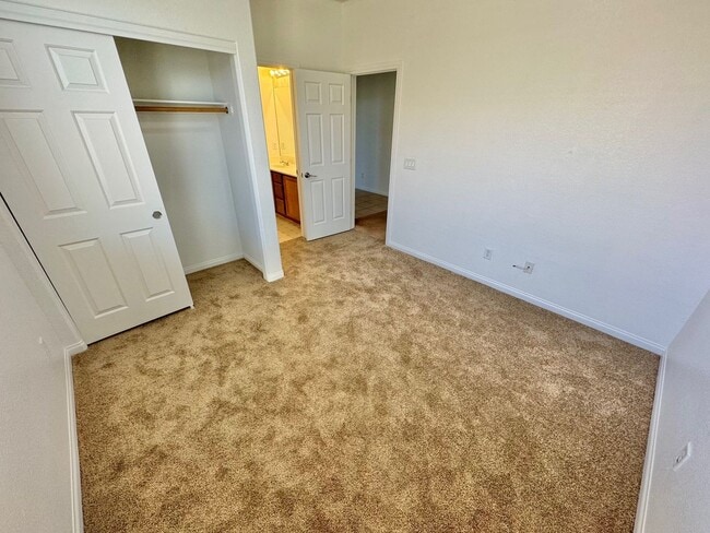 Building Photo - BEAUTIFUL 4 BEDROOM HOME IN GUARD GATED CO...