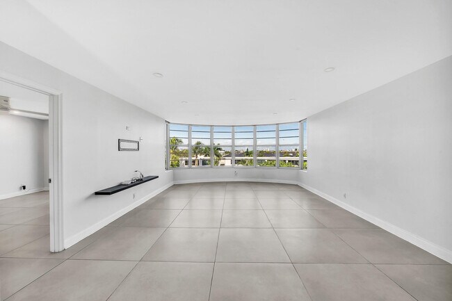 Building Photo - 3051 NE 48th St