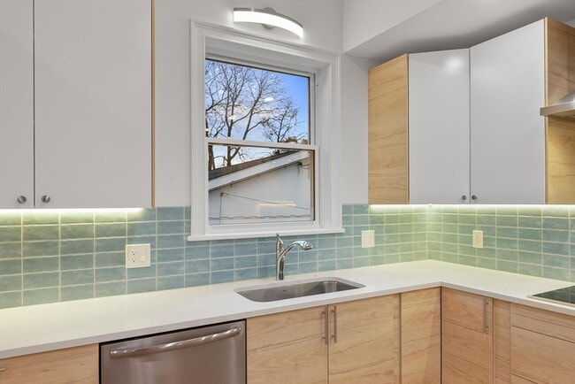 Building Photo - 14 Newell Rd