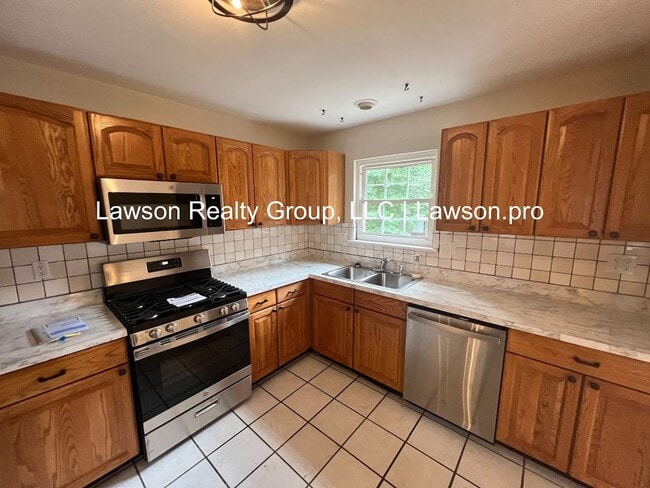 Building Photo - Beautiful Cave Spring Split Level with Bac...