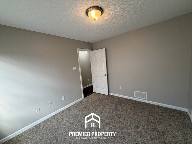 Building Photo - Bright 3BR/2BA Oakland Home w/ Vaulted Ceilings, Fireplace & Fenced Yard