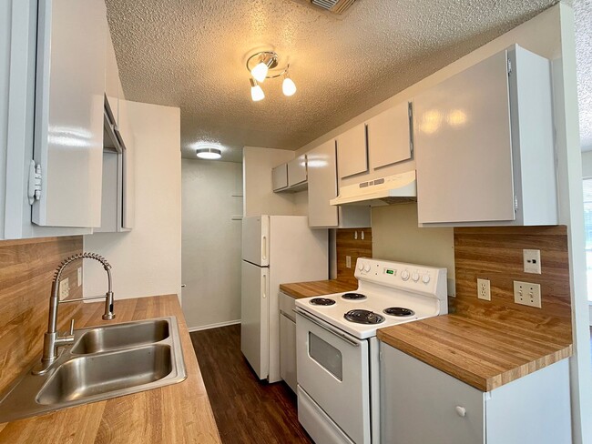 Building Photo - Upgraded 2/1 in South Austin