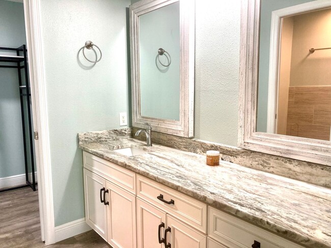 Building Photo - 2 bedroom, 2.5 bath condo in "The Islands"