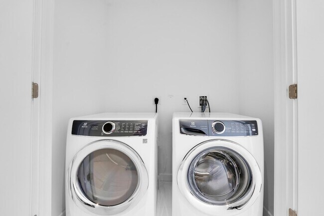 Building Photo - 851 NE 1st Ave