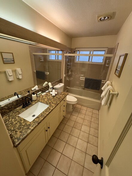Hallway bathroom - 1139 Thomas Ave
