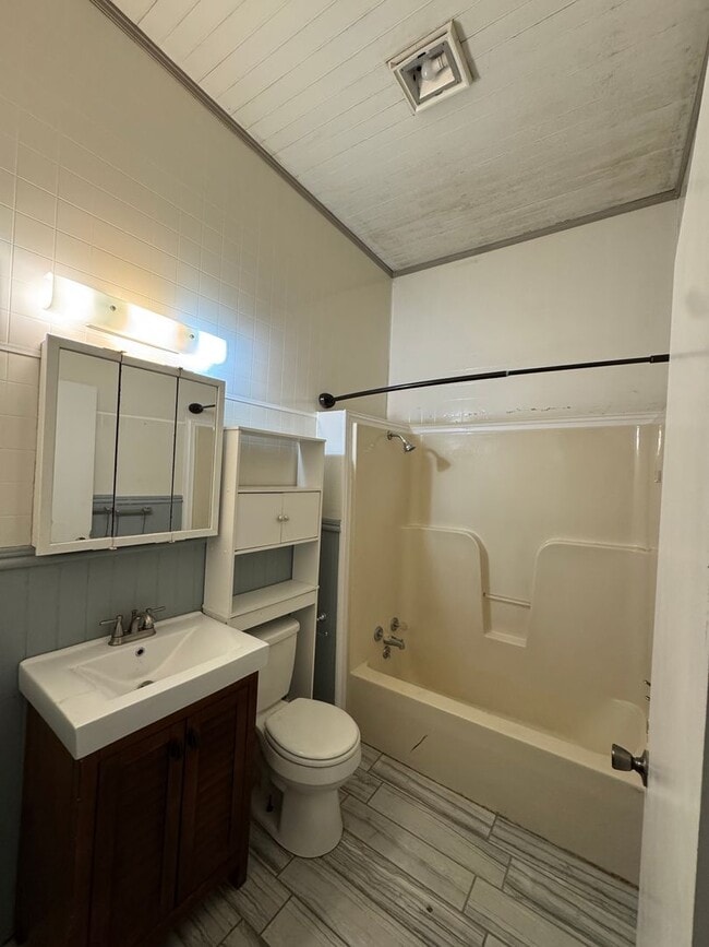 Building Photo - 516 Mountain St NW