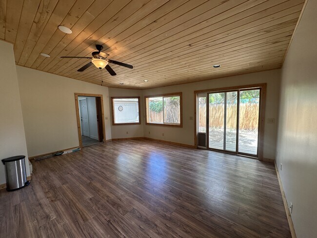 Building Photo - 705 Palisade Dr
