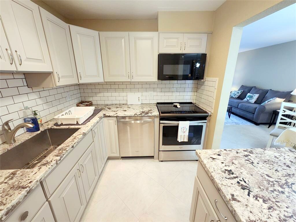 Building Photo - 6281 Bay Club Dr