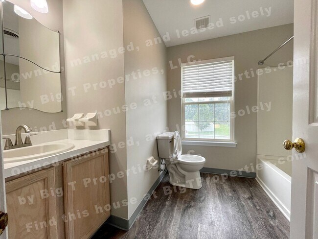 Building Photo - Large 4 bedroom 2.5 bath 2 car garage hous...