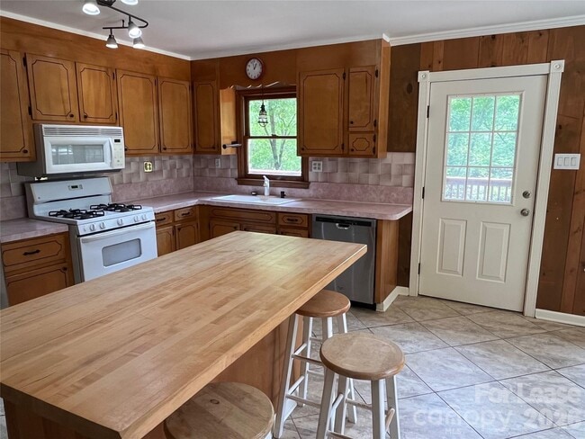 Building Photo - 8737 Whippoorwill Dr