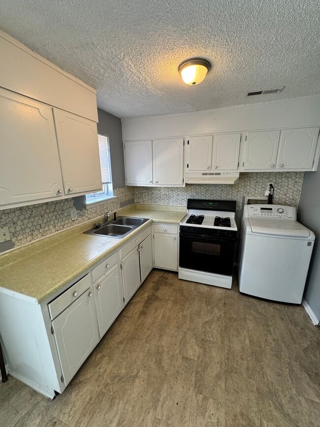 Building Photo - Spacious 3 Bed 1.5 Bath in Henrico
