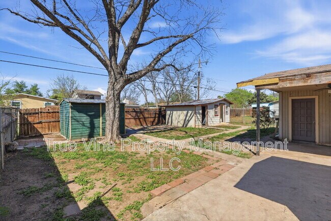 Building Photo - 3827 Devon Ave