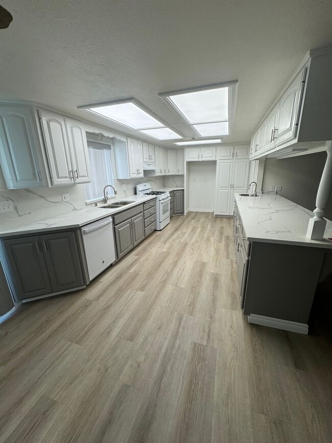 Building Photo - 5 Bedroom, 3.5 Bath, Beautiful 1,856 SQ FT...