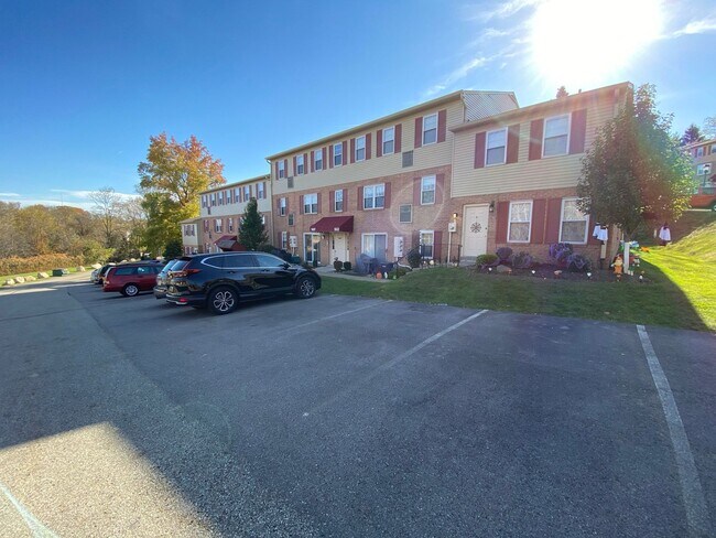 Building Photo - Check This Out! 3 BR Townhome with Washer & Dryer + Equipped Kitchen with Dishwasher! Call Today!