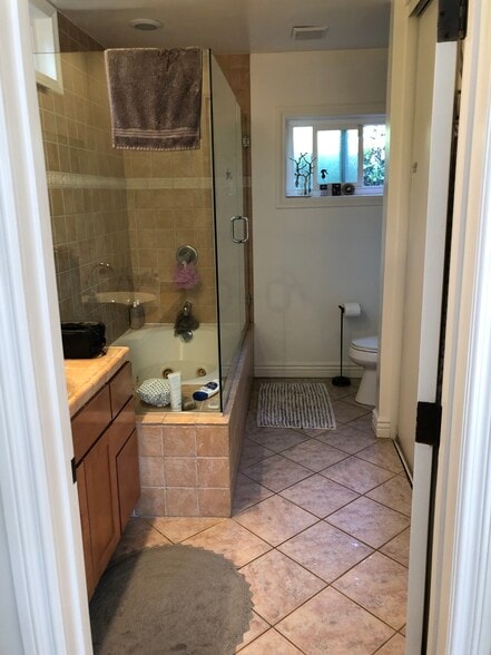 Master Bathroom - 5507 Noble Ave