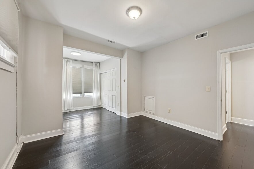 Den in master bedroom - 2431 Linden Ave