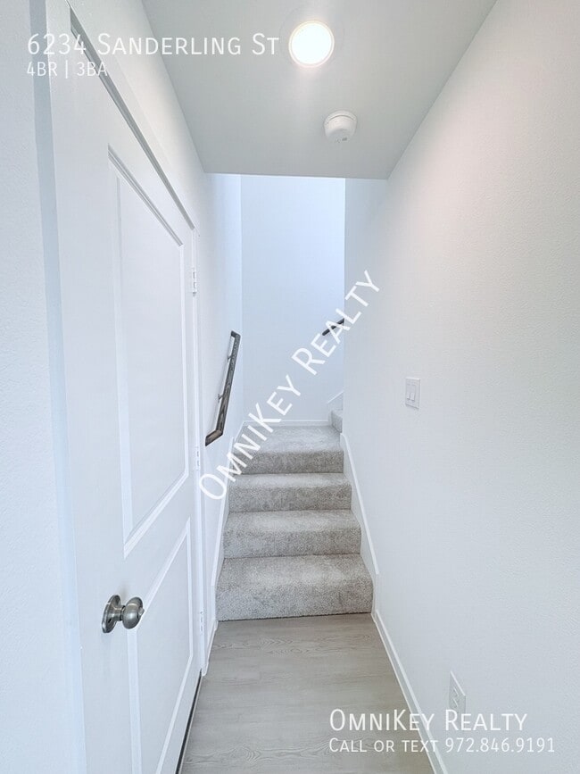 Building Photo - 6234 Sanderling St