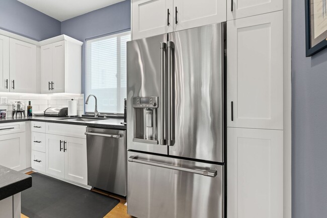 Building Photo - Modern, Stylish Furnished Townhome in Down...