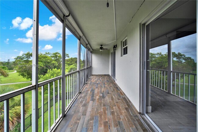 Building Photo - 950 Hillcrest Dr