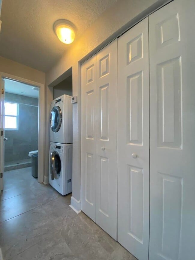 Building Photo - Two Bedroom Beachside Duplex with Garage!