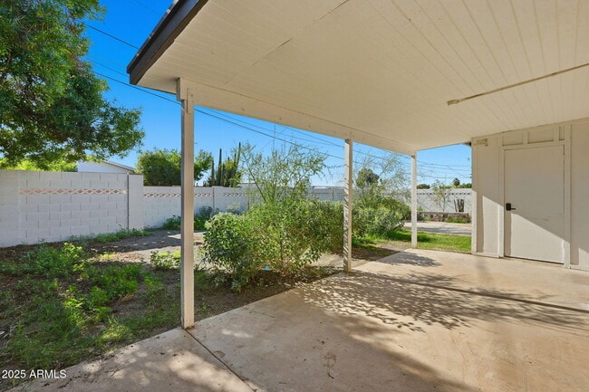 Building Photo - 1321 E Townley Ave