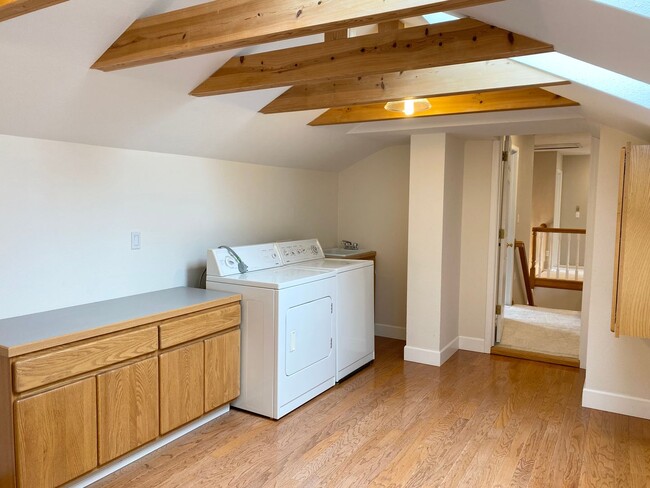 Building Photo - Beautiful custom home in Lakeshore Estates